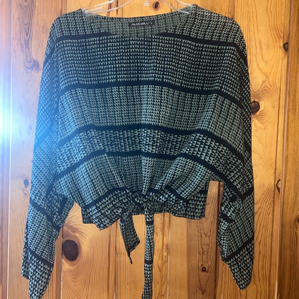 gently used MANAOLA top with tie, front size large